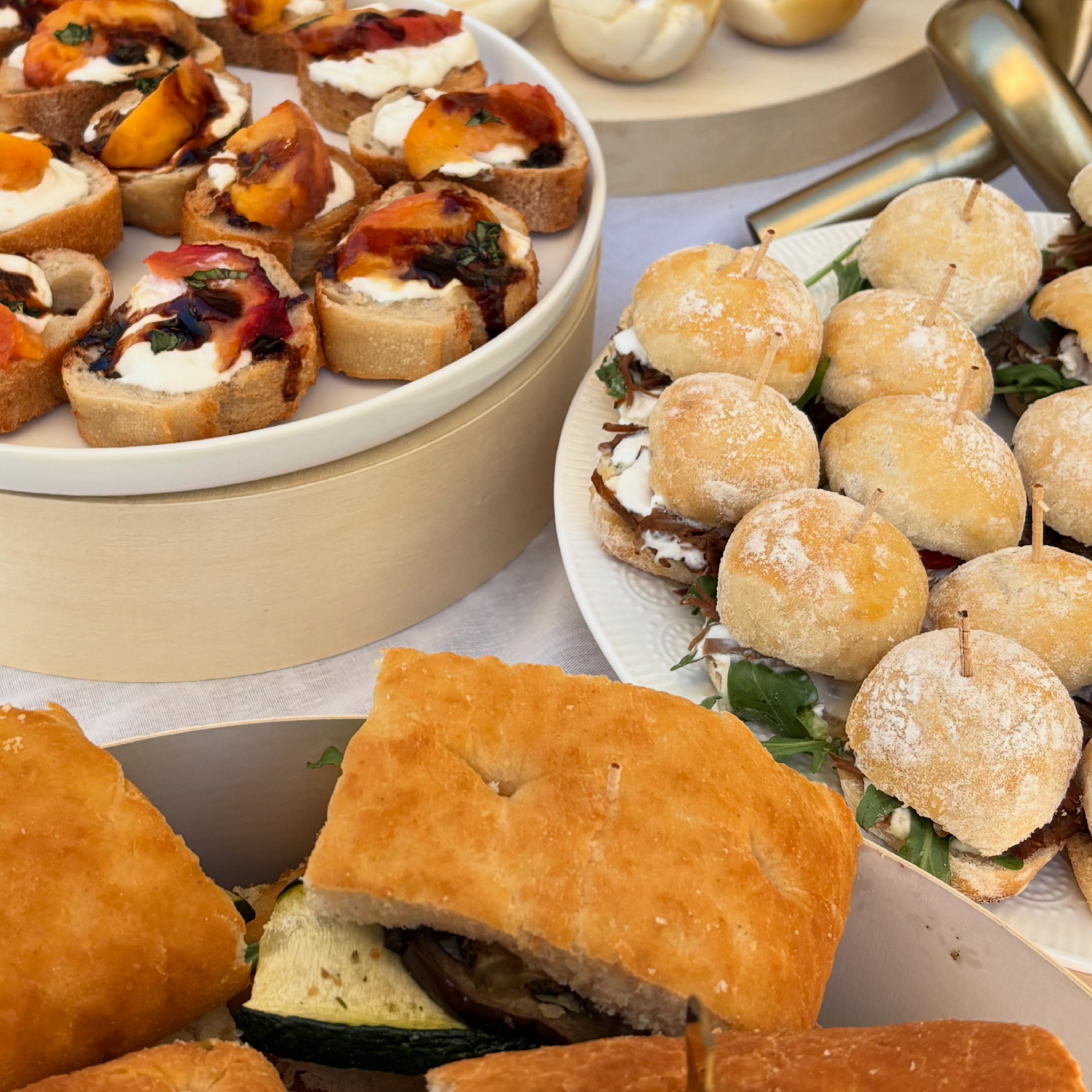 Buffet de bouchées apéritives variées Assortiment de mini-sandwichs, bruschettas garnies et focaccias aux légumes sur une table